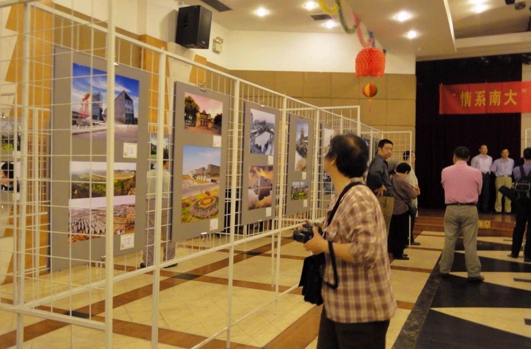 教职工举办书画摄影展喜迎校庆